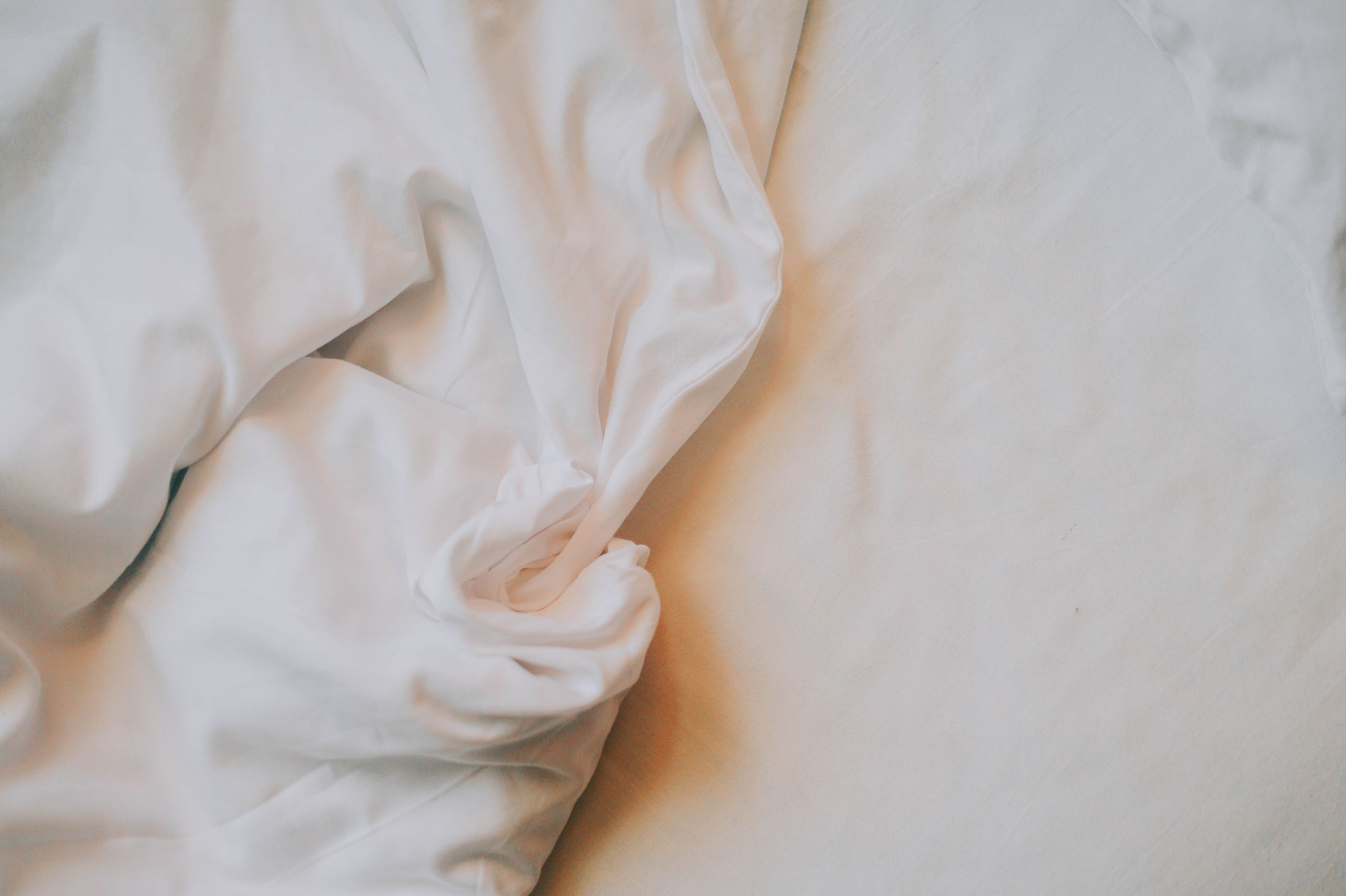 하얗게 세탁된 옷의 반전: 형광증백제가 만드는 '백색의 착시' 분석 시각 자료